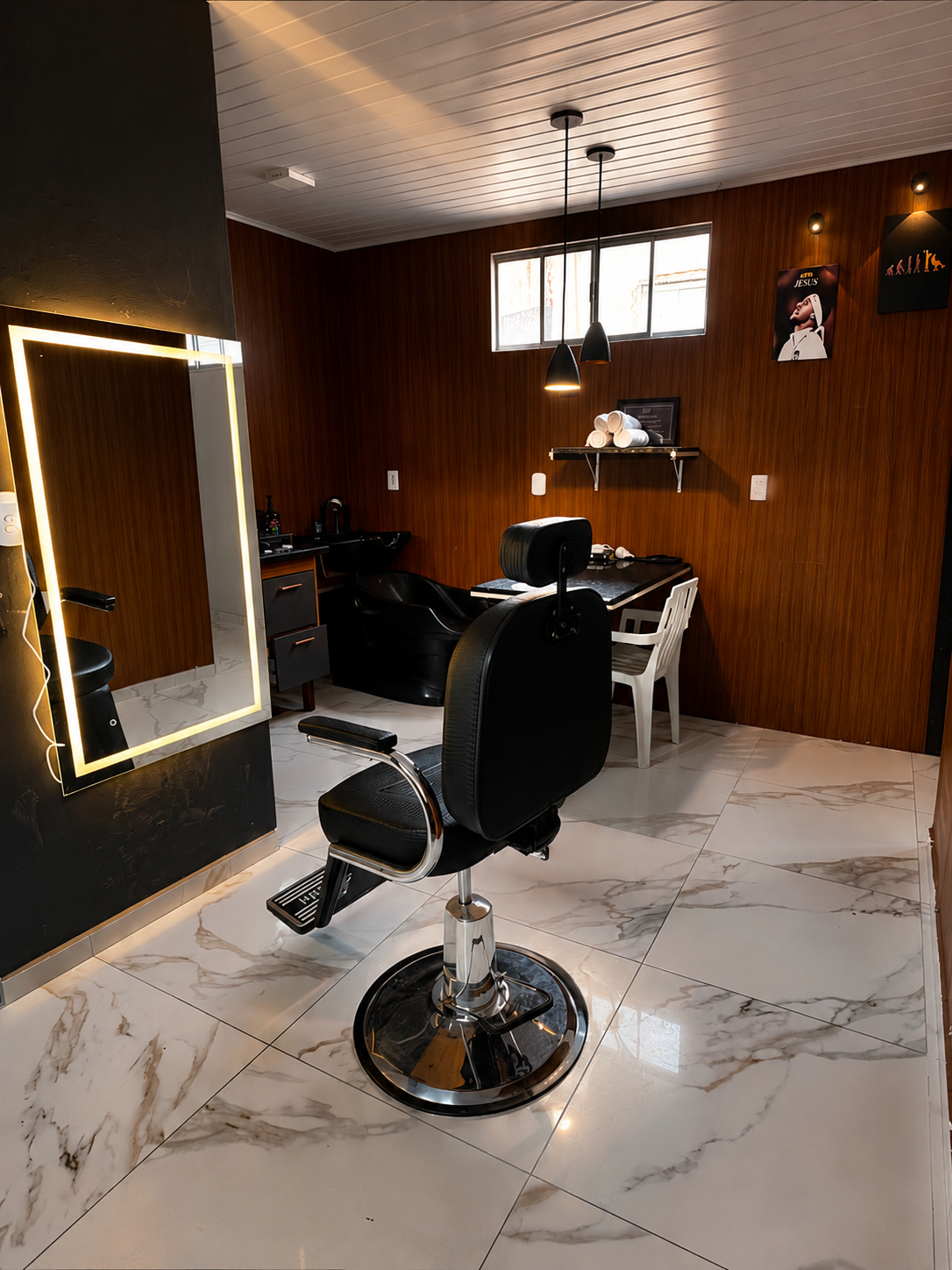 Interior da Cavalini Barber com cadeira e painel de madeira