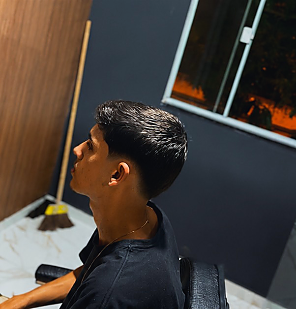Cliente na cadeira da Cavalini Barber